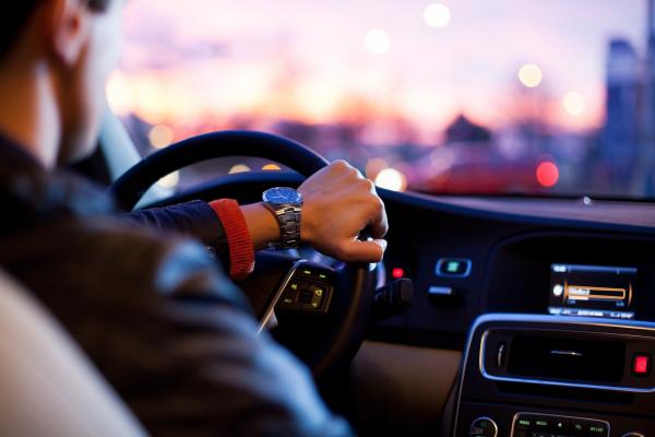 Image représentant un conducteur au volant