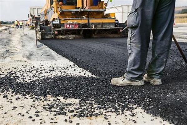 Photo d'une machine de goudronnage routier