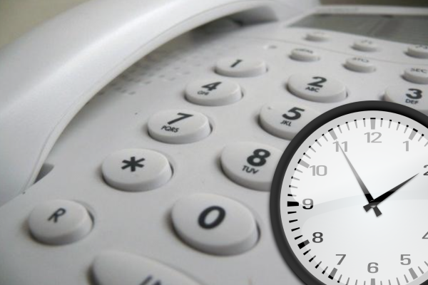 Téléphone et horloge pour figurer la liste des numéros utiles