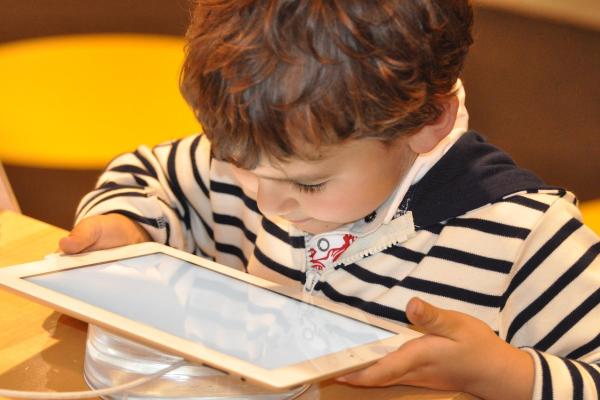 Enfant et tablette